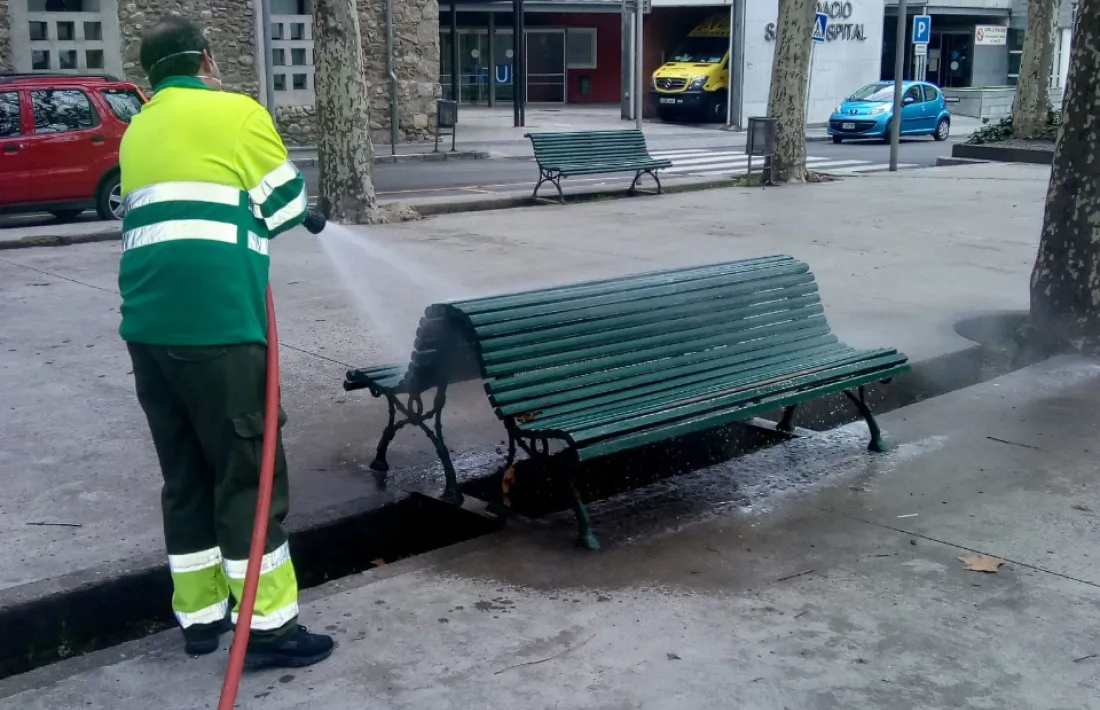 L'ajuntament va iniciar la desinfecció d'elements del mobiliari urbà.