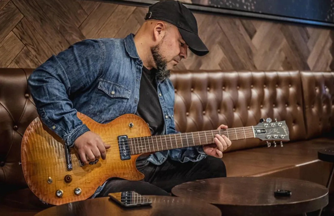El músic Joan Hernández toca la guitarra.