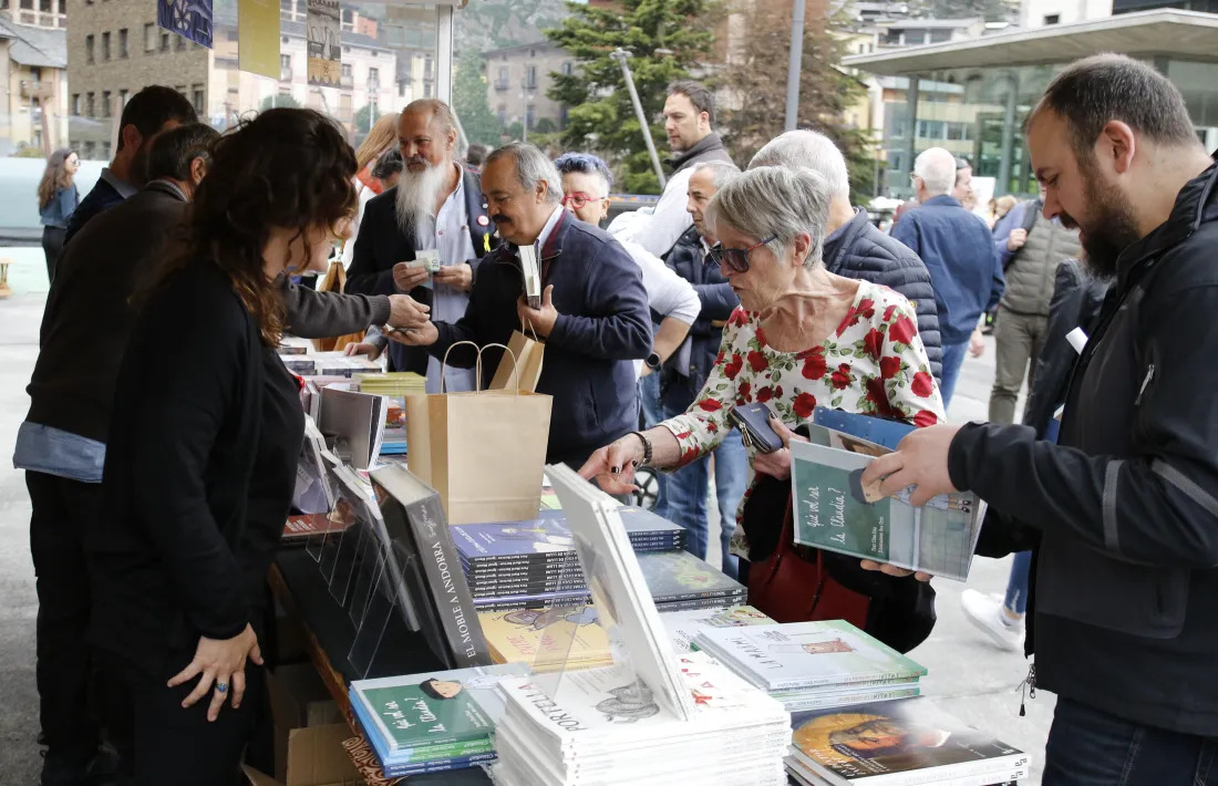 La plaça del Poble, amb les parades de llibres, en l’edició del 2019.