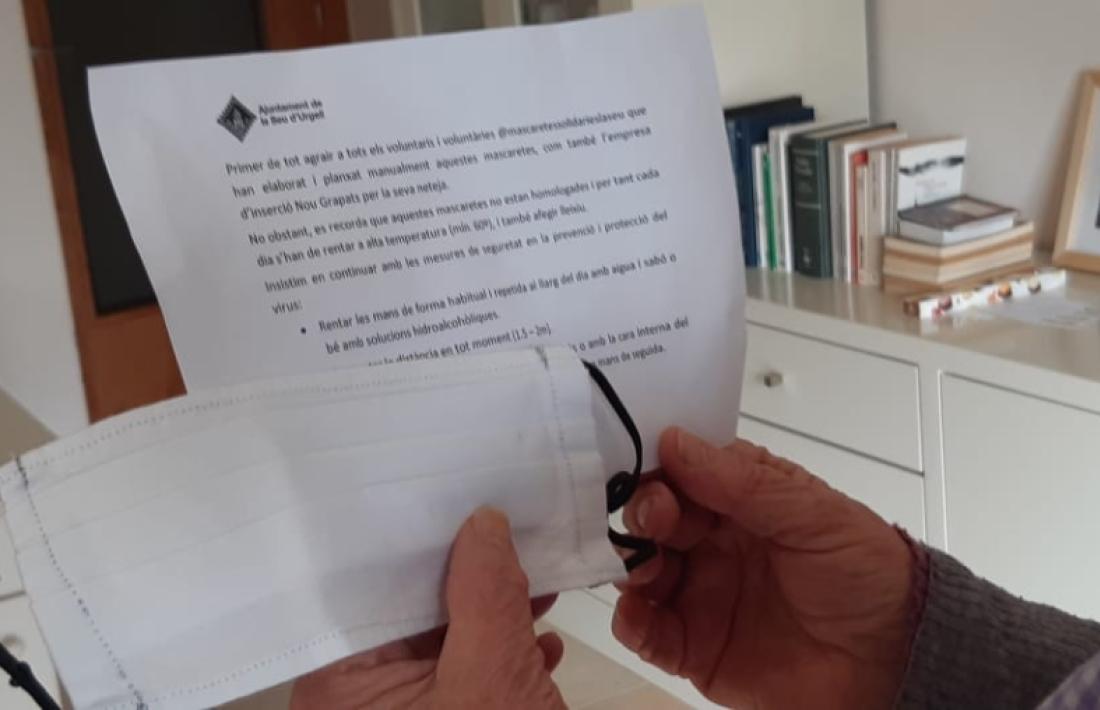 Els més grans de 65 anys reben una mascareta per persona amb instruccions de neteja.