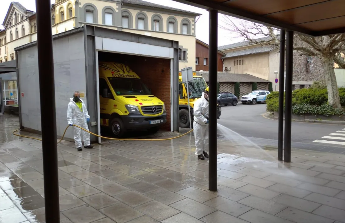 Desinfecció dels voltants i entrades del Sant Hospital de la Seu.