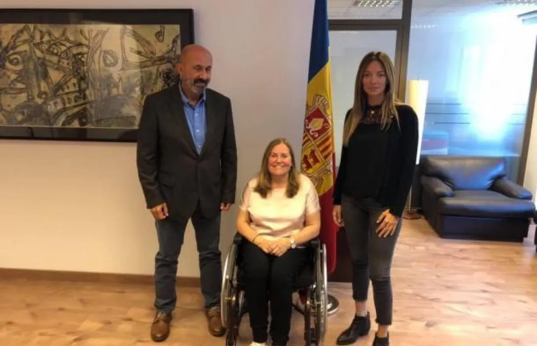 La presidenta d'AMIDA, Agustina Grandvallet, en una imatge d'arxiu, amb el ministre Benazet i la secretària d'Estat de Salut.