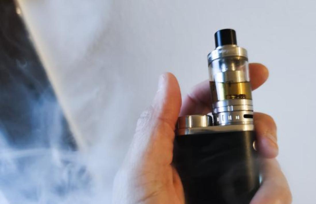 Una persona amb un cigarret electrònic.