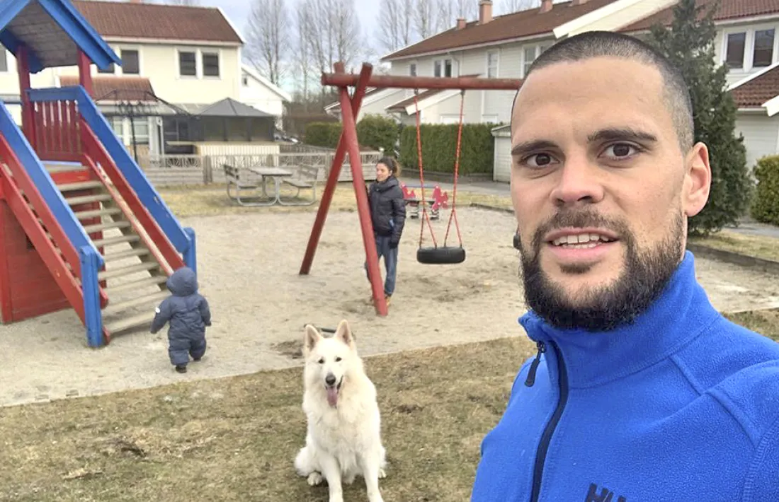El defensa central internacional Marc Vales amb la seva parella Iris i el seu fill Nathan i el gos, Melkor, a un parc de Sandefjord.