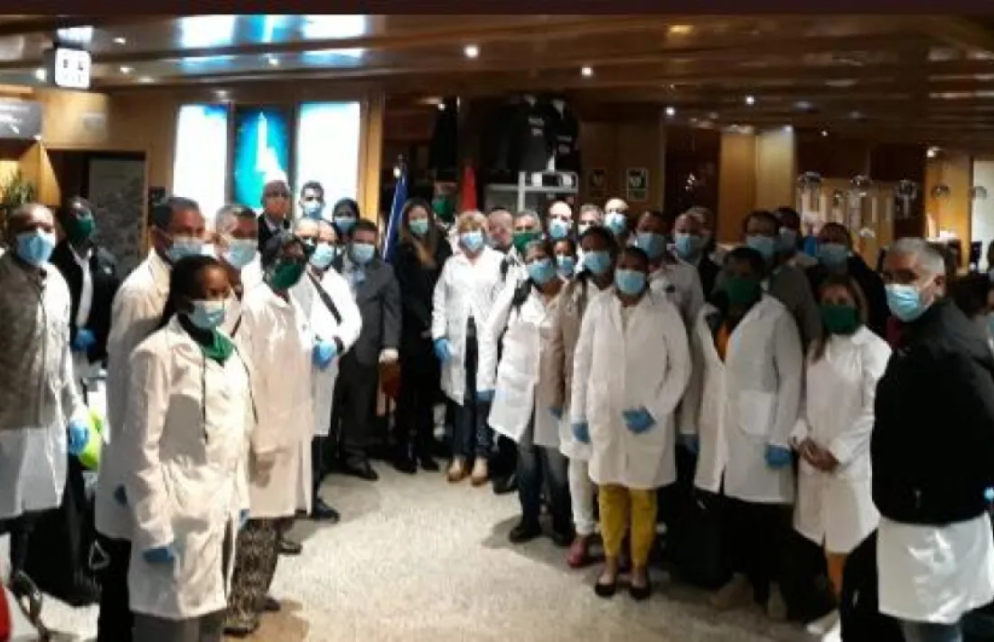 El grup de sanitaris cubans a la recepció de l'hotel.