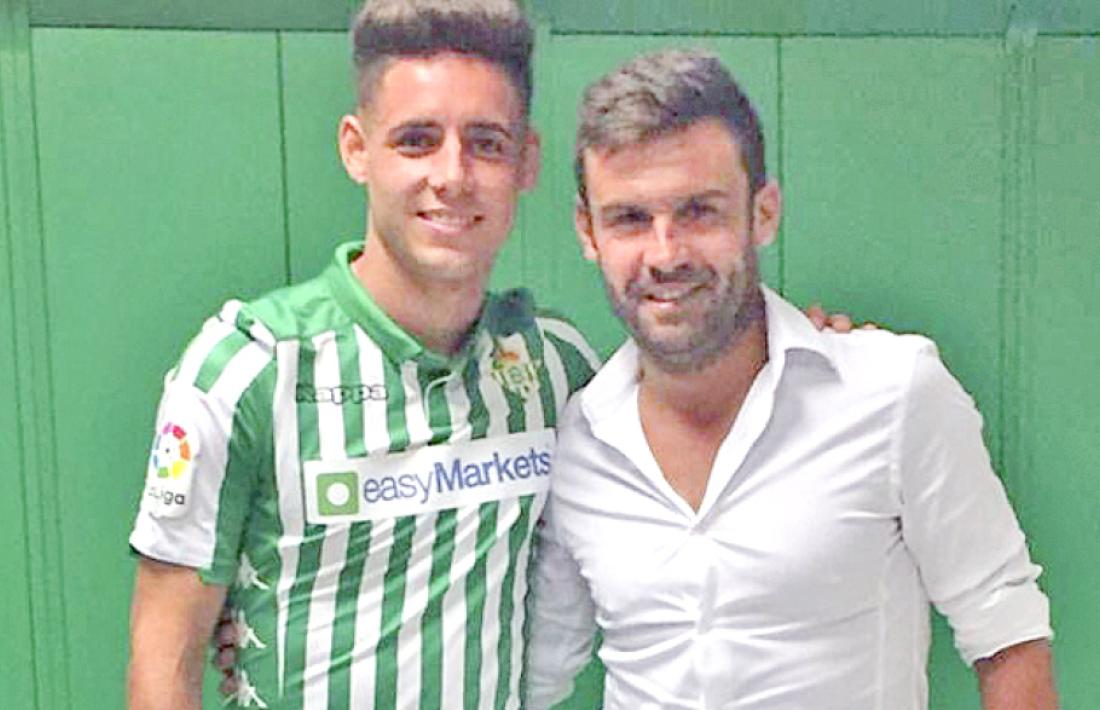 Marc Bernaus, agent de jugadors professionals, amb una de les seves ‘joies’, Àlex Moreno.