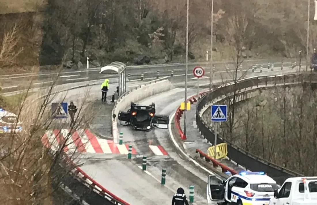 L'accident ha tingut lloc a la parada de bus de la línia 2, tocant a FEDA.d'Escaldes-Engordany.