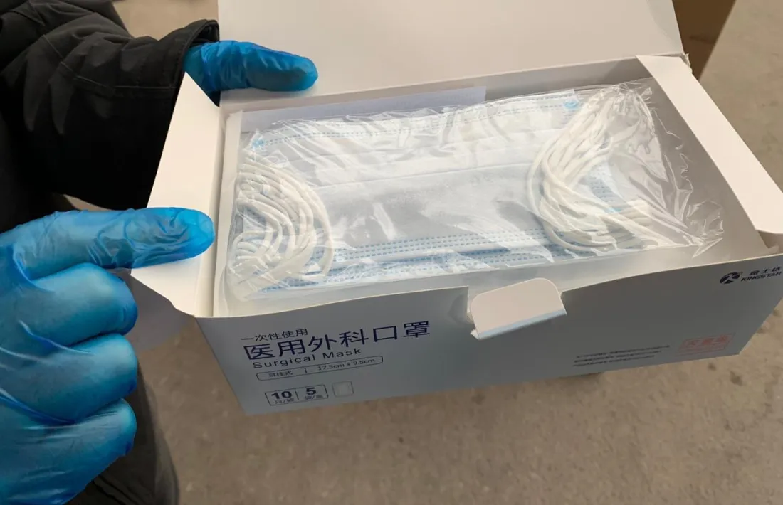 Una caixa de les mascaretes lliurades avui.