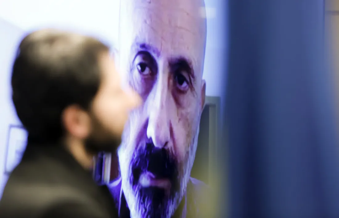 El ministre Benazet ha comparegut de nou via skype aquest migdia.