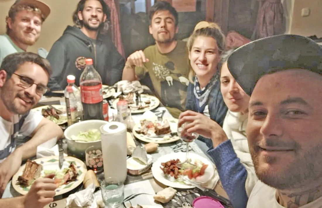 Un grup de temporers argentins, al pis que comparteixen, mentre esperen el moment de tornar a casa.