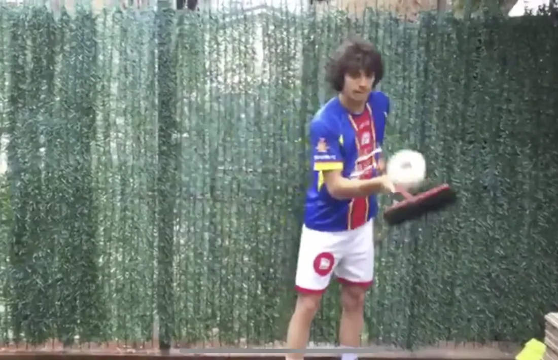 Un dels jugadors fent tocs amb el paper higiènic amb l'escombra.