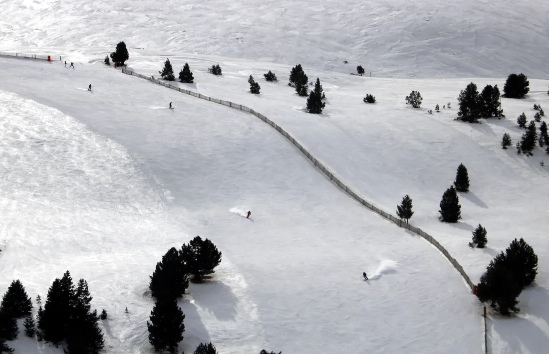 Esquiadors baixant per una de les pistes d'entrenament de la Molina, el 7 de febrer.