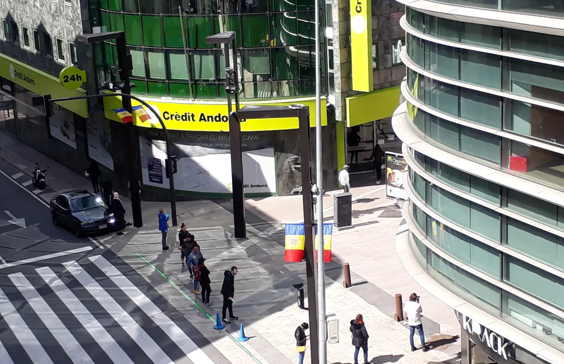 Cua de gent per entrar a l'oficina central de Crèdit Andorrà.