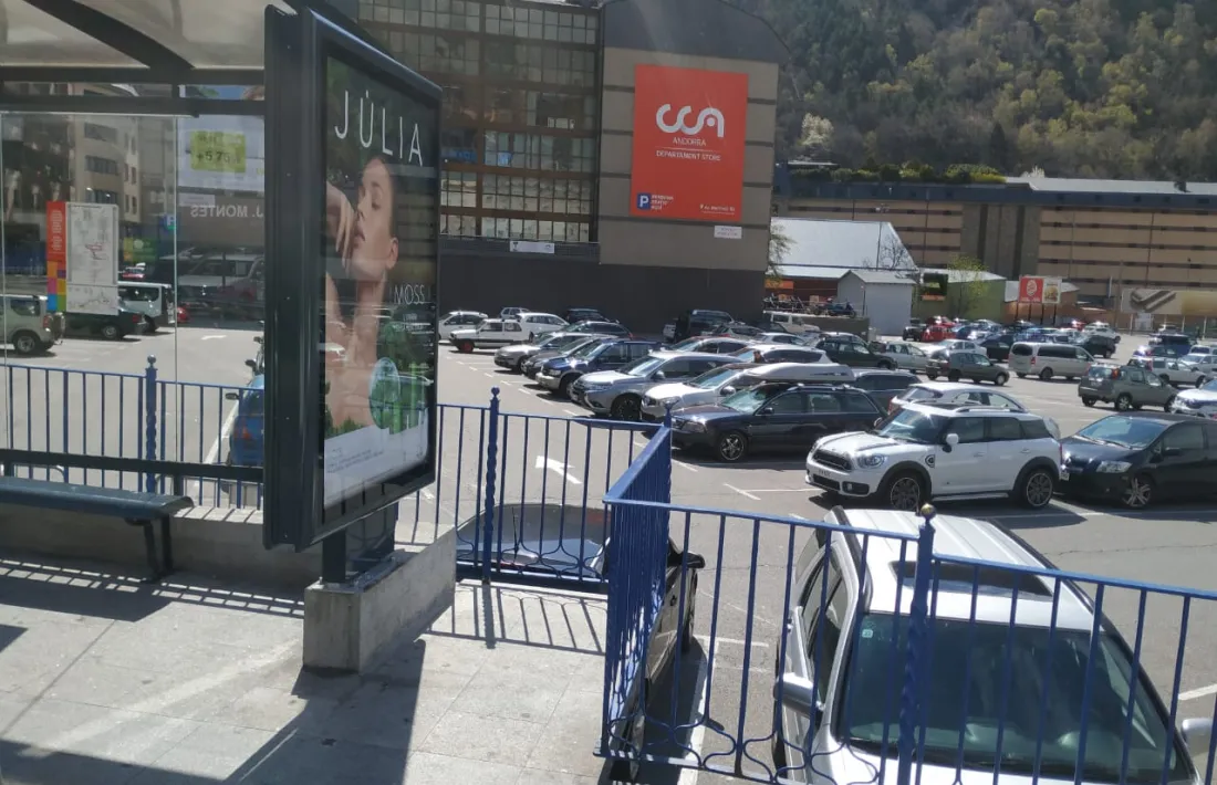 Cotxes al pàrquing del Parc Central.