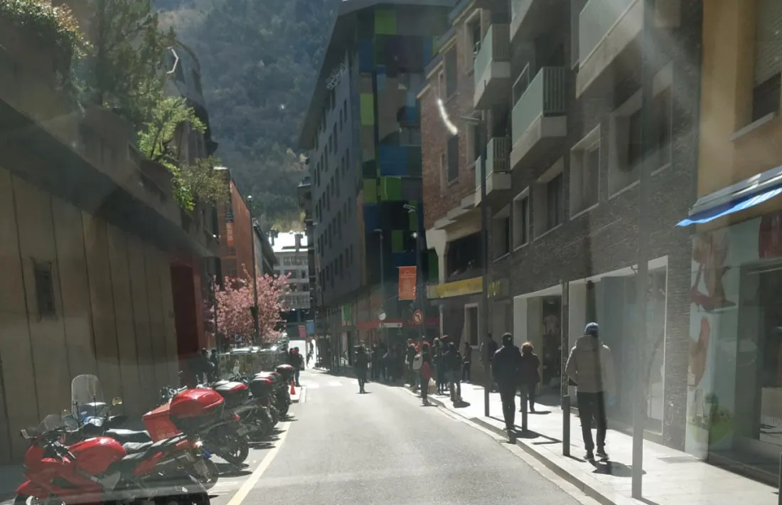 Cua de ciutadans per entrar a Correos.