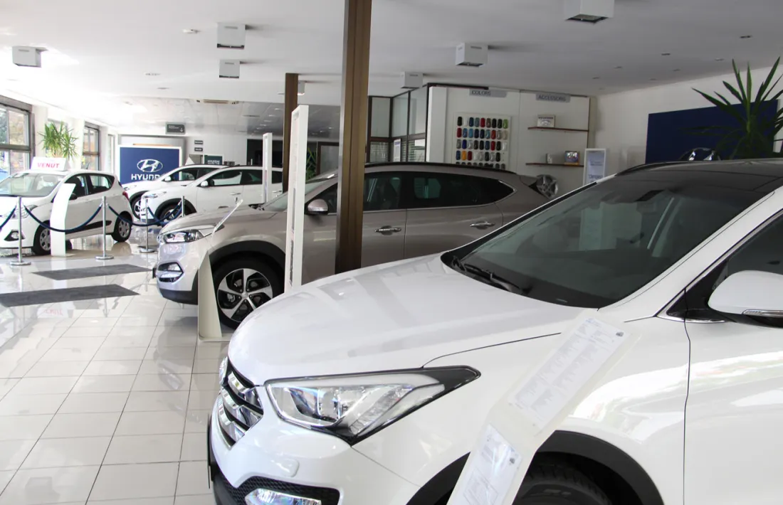 Vehicles en un concessionari.