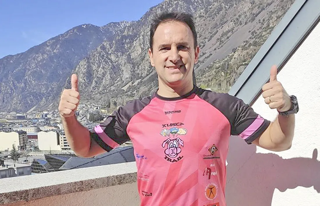 Sergio Gracia, al balcó de casa un cop va acabar la marató ‘indoor’.