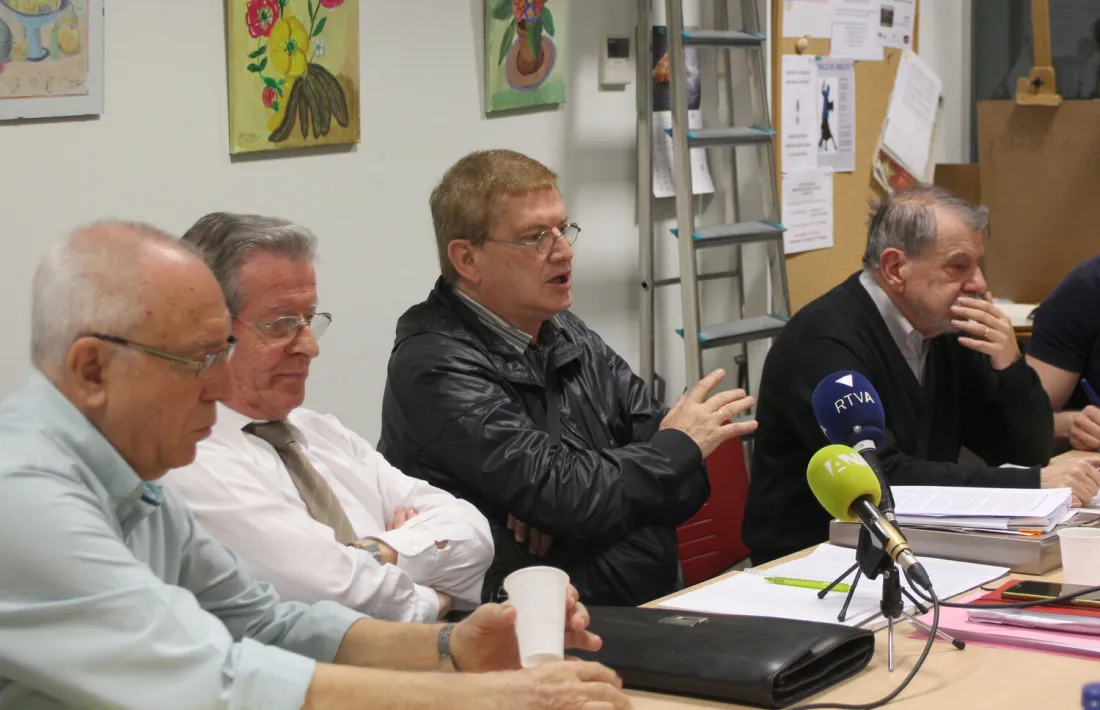 La junta de la Federació de la Gent Gran, encapçalada per Fèlix Zapatero, durant una roda de premsa.