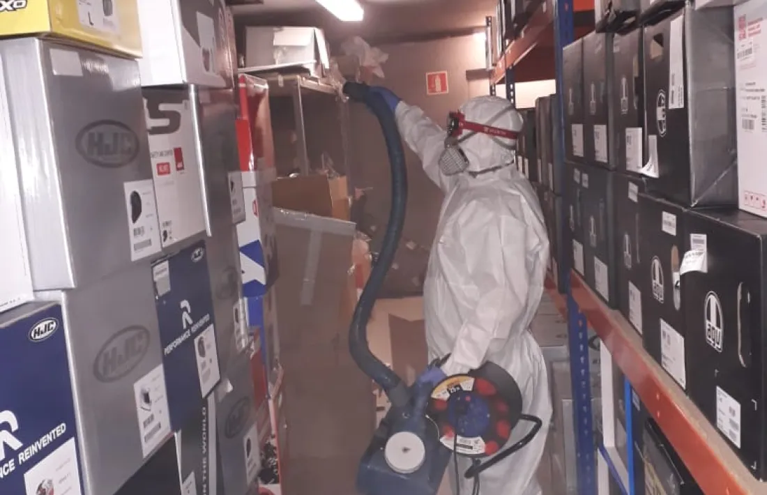 Un operari d'Ecotècnic fent desinfecció interior.