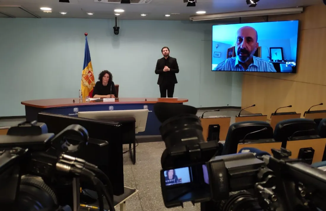 Un moment de la compareixença de Joan Martínez Benazet i de Mireia Garcia d'aquest migdia.