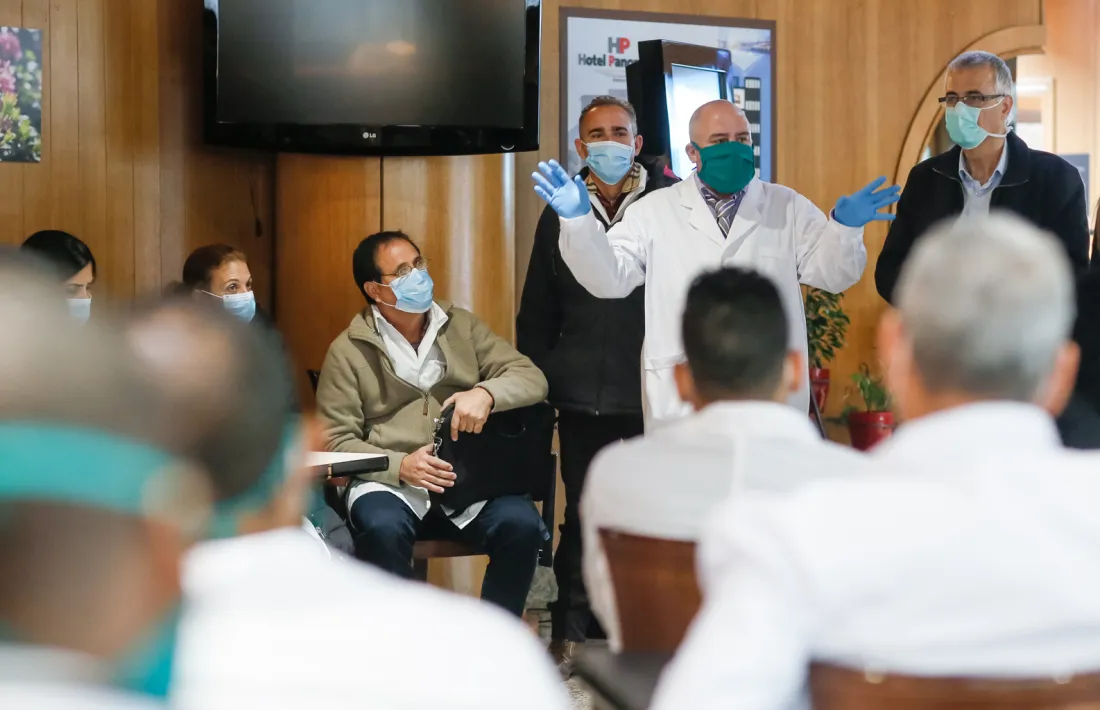 El grup de professionals sanitaris cubans a l’hotel escaldenc on s’allotgen.