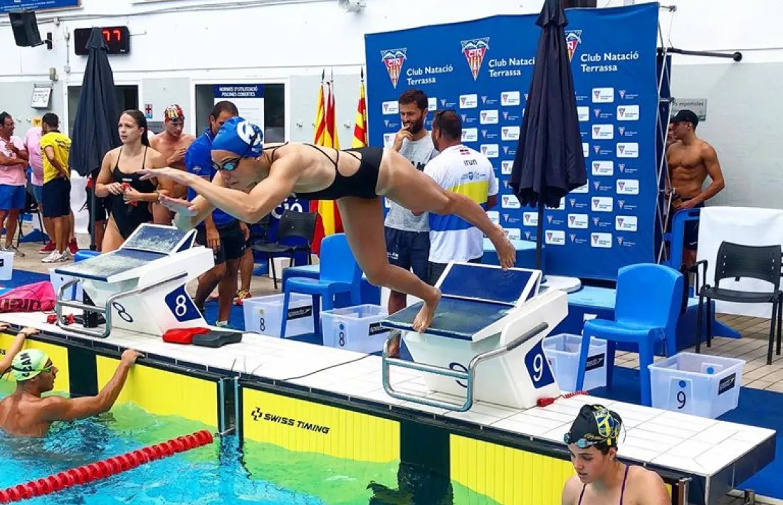 Mònica Ramírez ha penjat per uns dies el banyador pel ‘traje’ de bus del servei d’emergències del Pas en la lluita per la Covid-19.