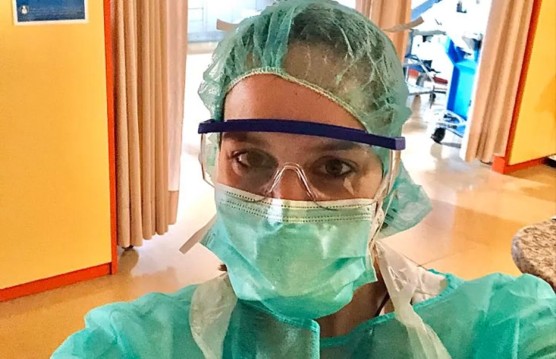 Mònica Ramírez ha penjat per uns dies el banyador pel ‘traje’ de bus del servei d’emergències del Pas en la lluita per la Covid-19.