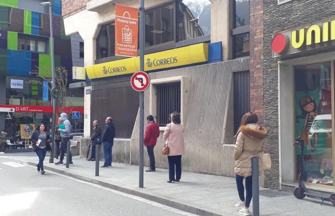 Cues davant de l’oficina de Correus a Andorra la Vella.