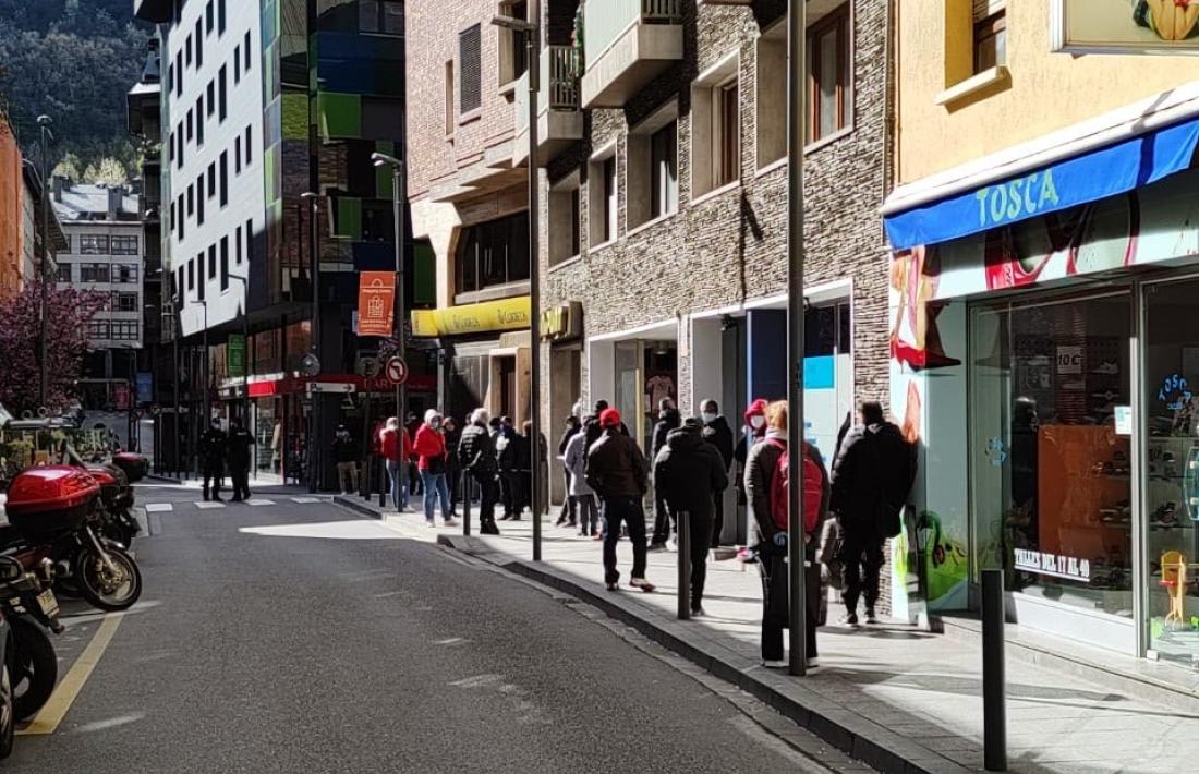 Els comerciants assenyalen les compres en línia com una de les causes de les cues a Correus.