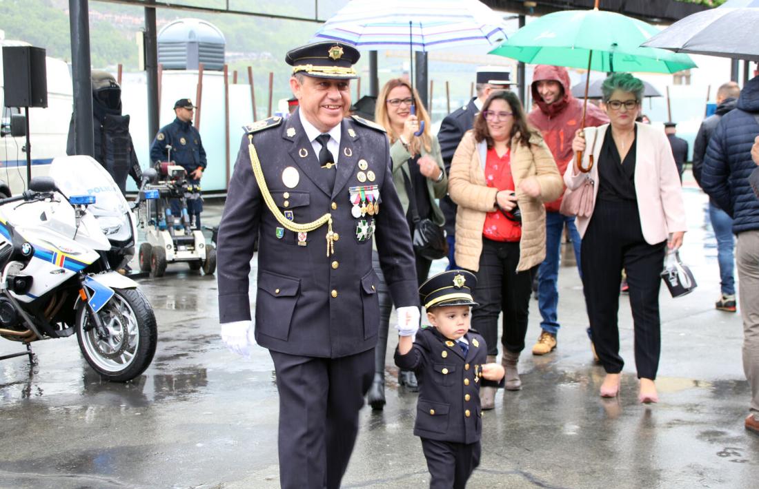 El director de la Policia, Jordi Moreno, amb un infant durant la festivitat de la patrona del cos de Policia el 2019.