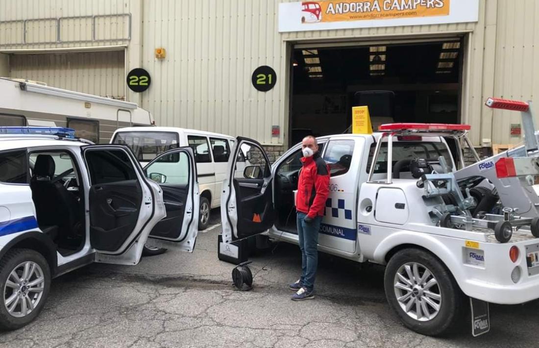 Vehicles dels serveis de circulació i de la policia esperant per ser desinfectats.