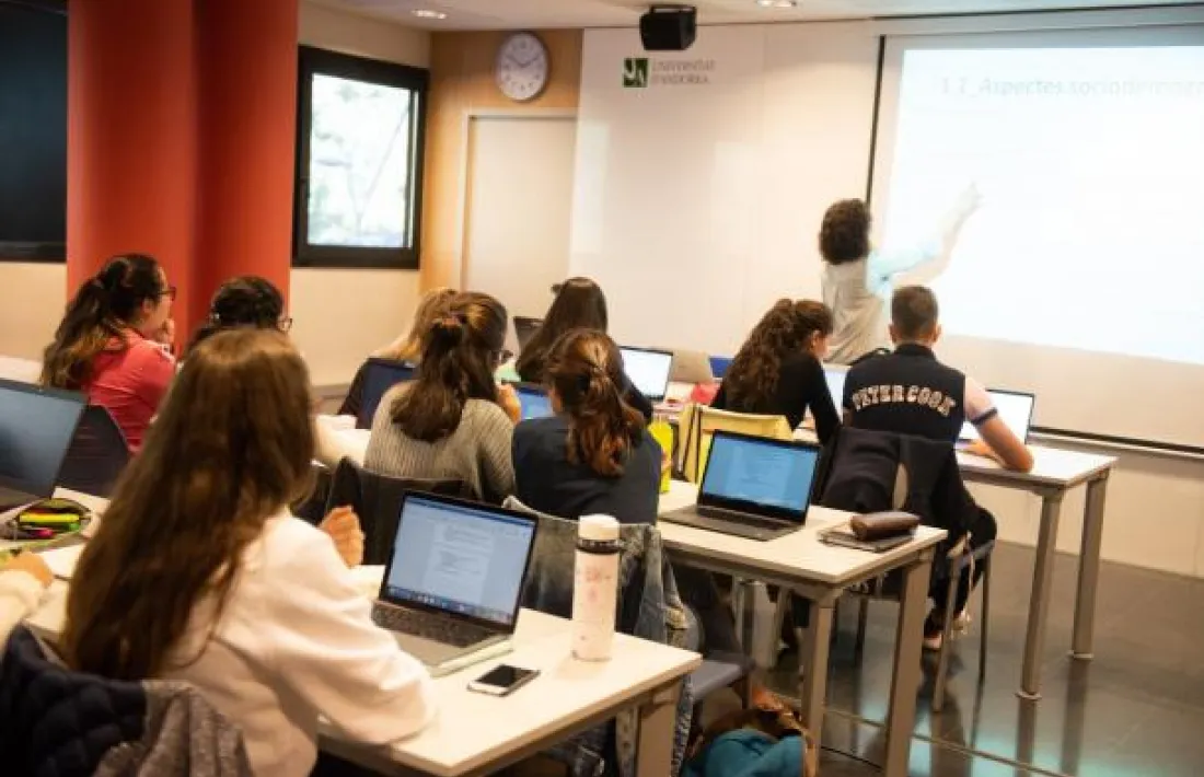 Imatge d'arxiu d'una les aules universitàries, avui buides.