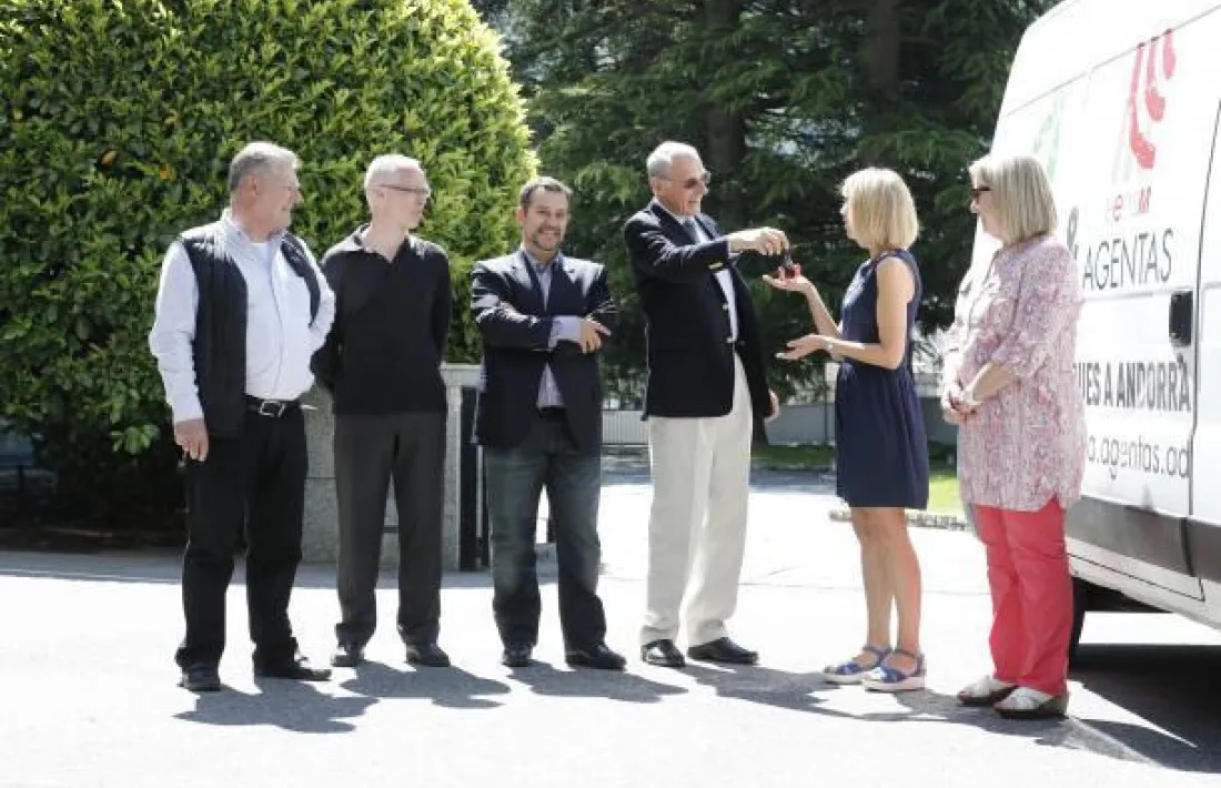 Imatge de la donació d'una furgoneta que l'entitat va fer a Agentas.