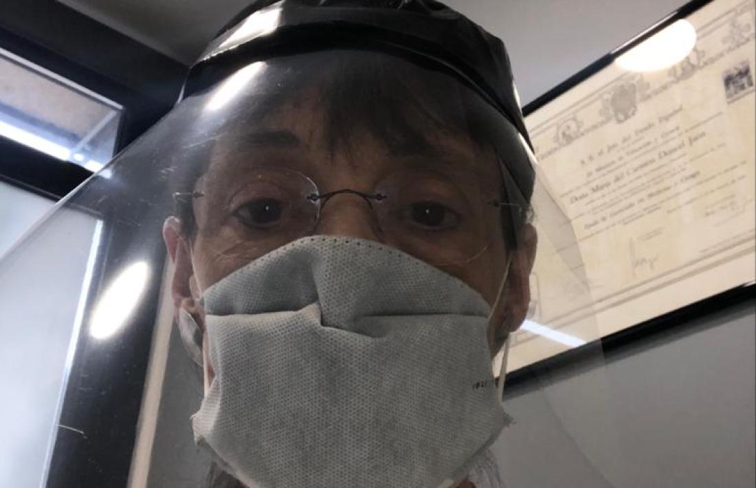 La doctora Carmen Doncel, amb la mascareta reglamentària, a la consulta.