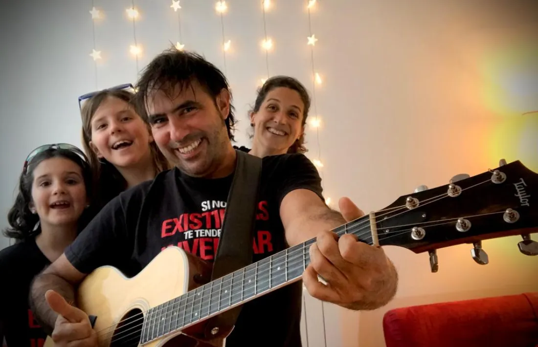 La Maria, la Laia i la Núria, convertides en ballarines 'ad hoc' del video de Patxi Leiva.