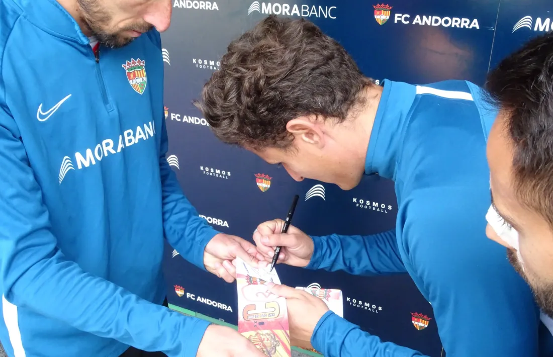 Els jugadors de l'FC Andorra signen un braçalet de capità.