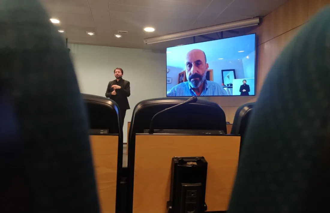 El ministre Martínez Benazet, en la compareixença d'aquest migdia via skype. Ha donat negatiu en la primera prova PCR des que està en aïllament; si en 24 hores repeteix, se'l considerarà curat.