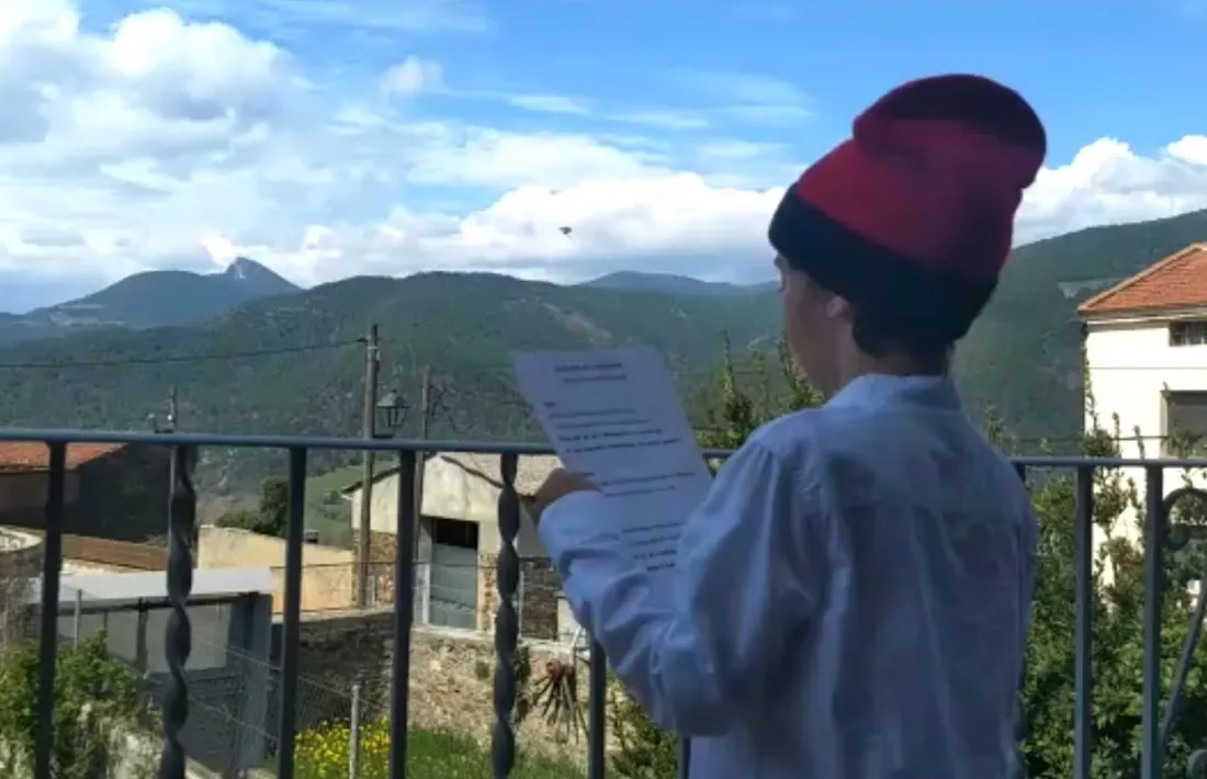 Un infant cantant les caramelles, aquest migdia.