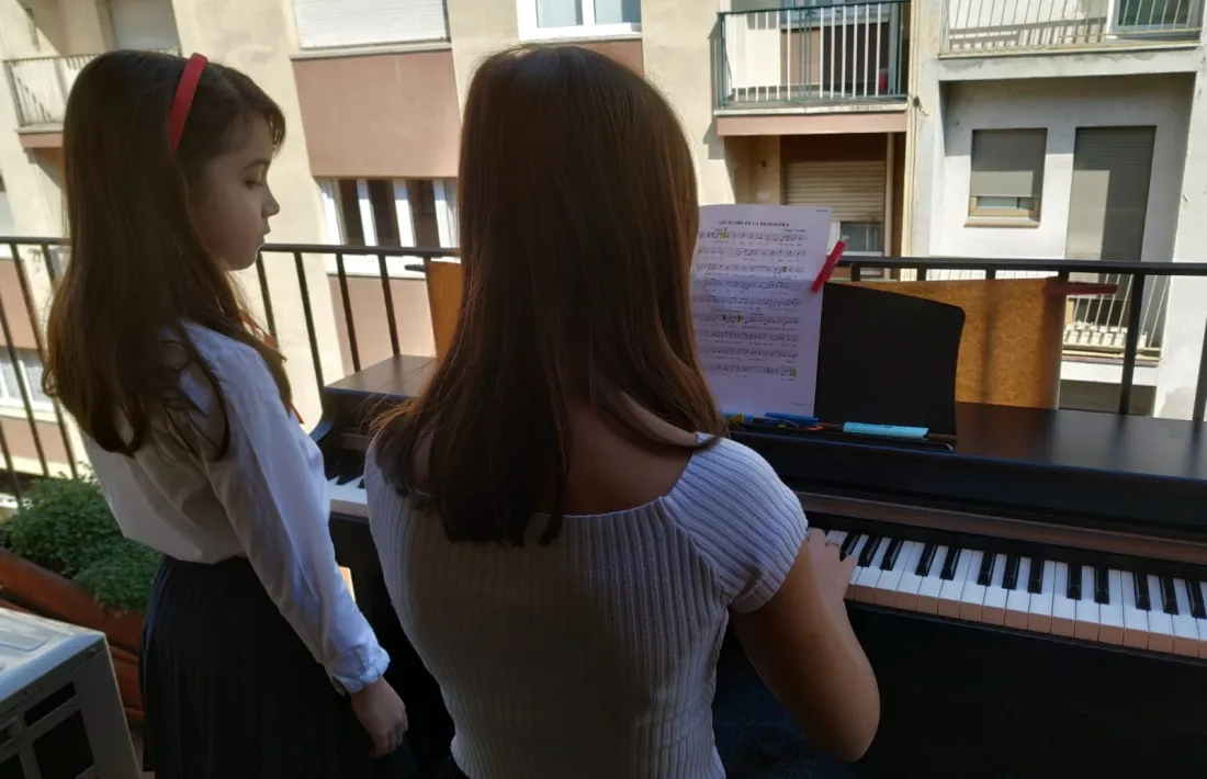 Dues nenes tocant i cantant les caramelles, aquest migdia.