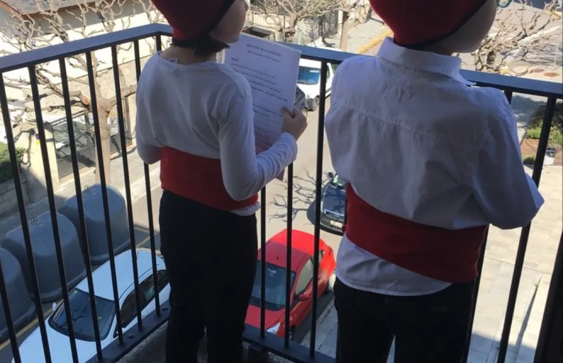 Dos nens cantant les caramelles, aquest migdia.