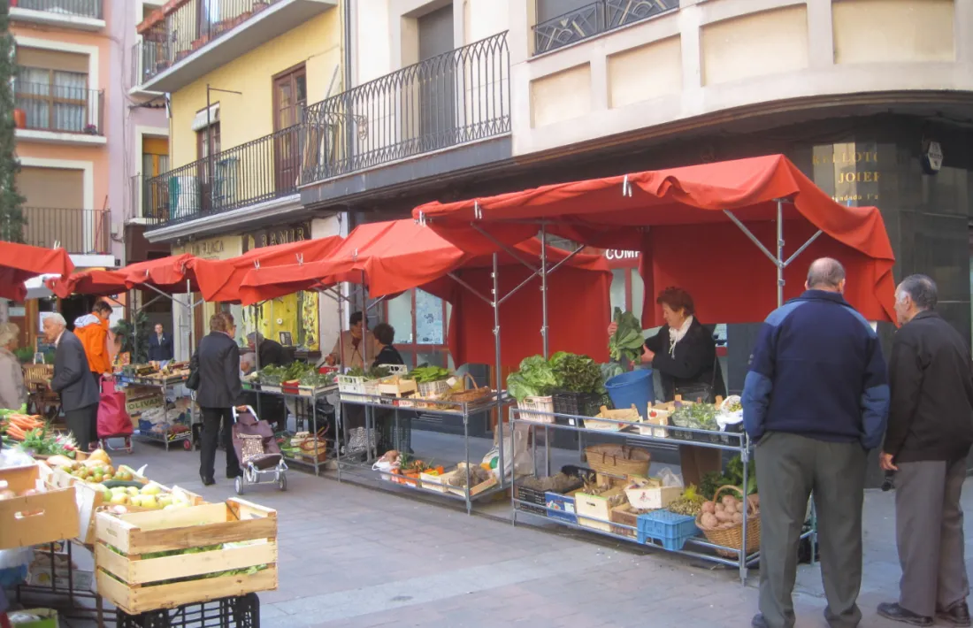 Imatge del mercat al carrer Major de la Seu, tancat arran del confinament.