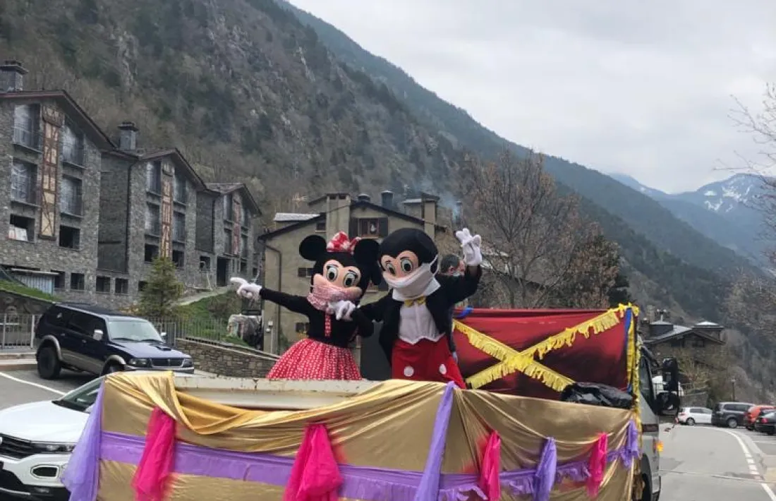 Minnie i Mickey, a dalt d'un remolc saludant als nens i nenes de la parròquia canillenca.