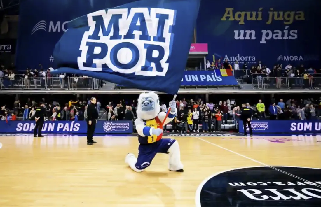 El Brut i la bandera de 'Mai Por'.