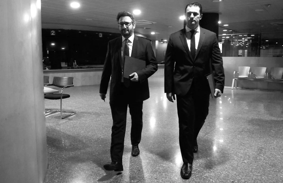 Els minstres Eric Jover i Jordi Gallardo es dirigeixen a la sala de premsa del Govern per explicar el paquet de mesures que entra aquest dilluns a tràmit parlamentari.