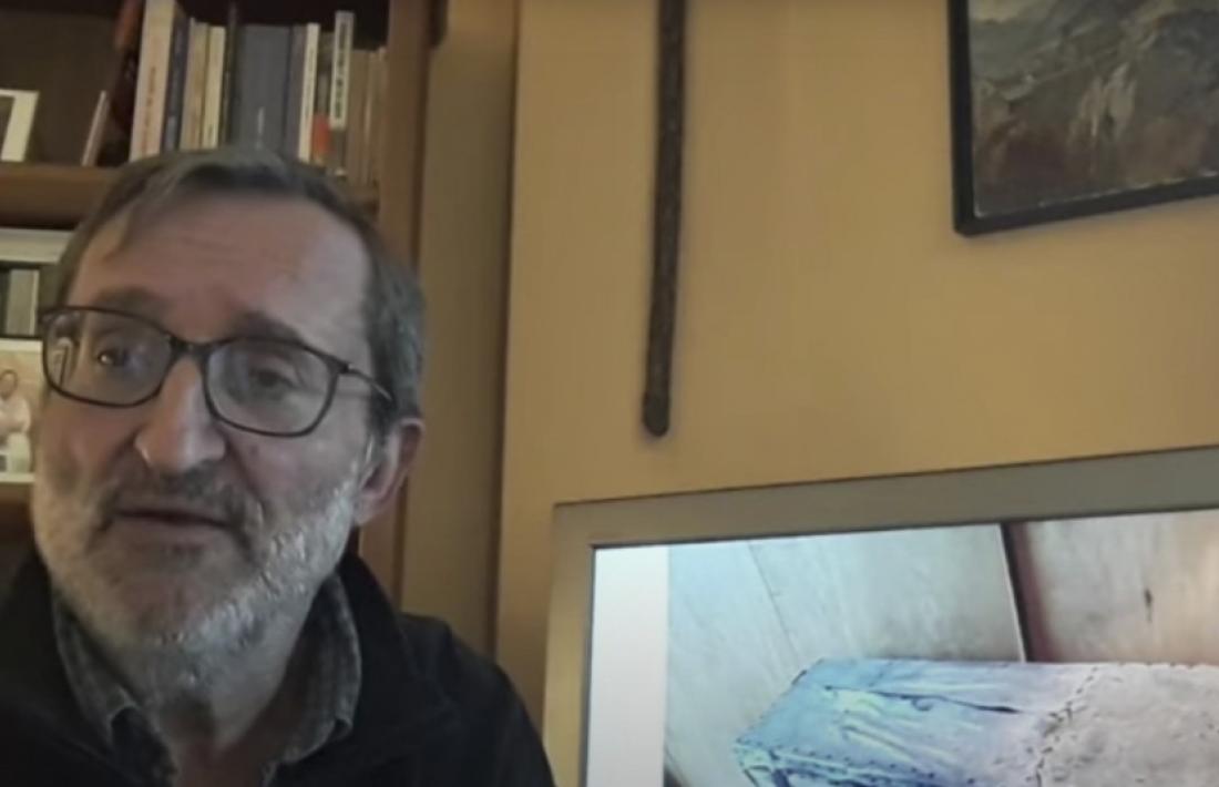 Jordi Guillamet, primer protagonista del cicle de l'IEA; darrere, la històrica caixa de casa Joan Antoni.