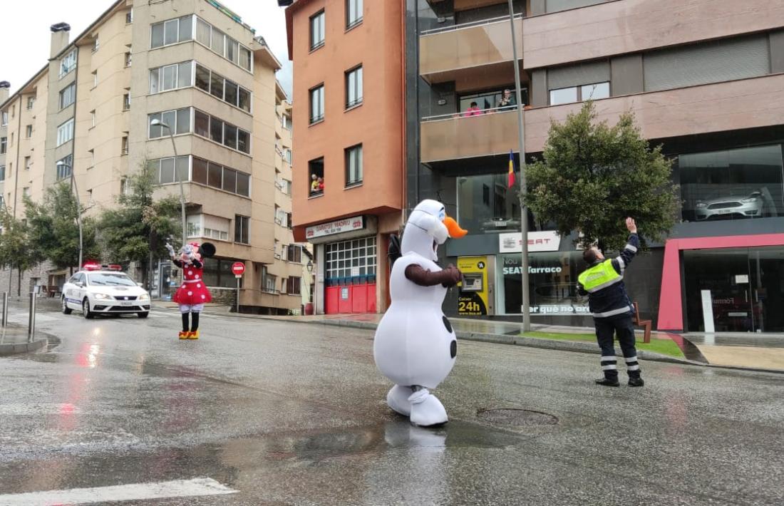 Tot i la pluja, petits i grans han gaudit de la rua des de balcons i finestres.