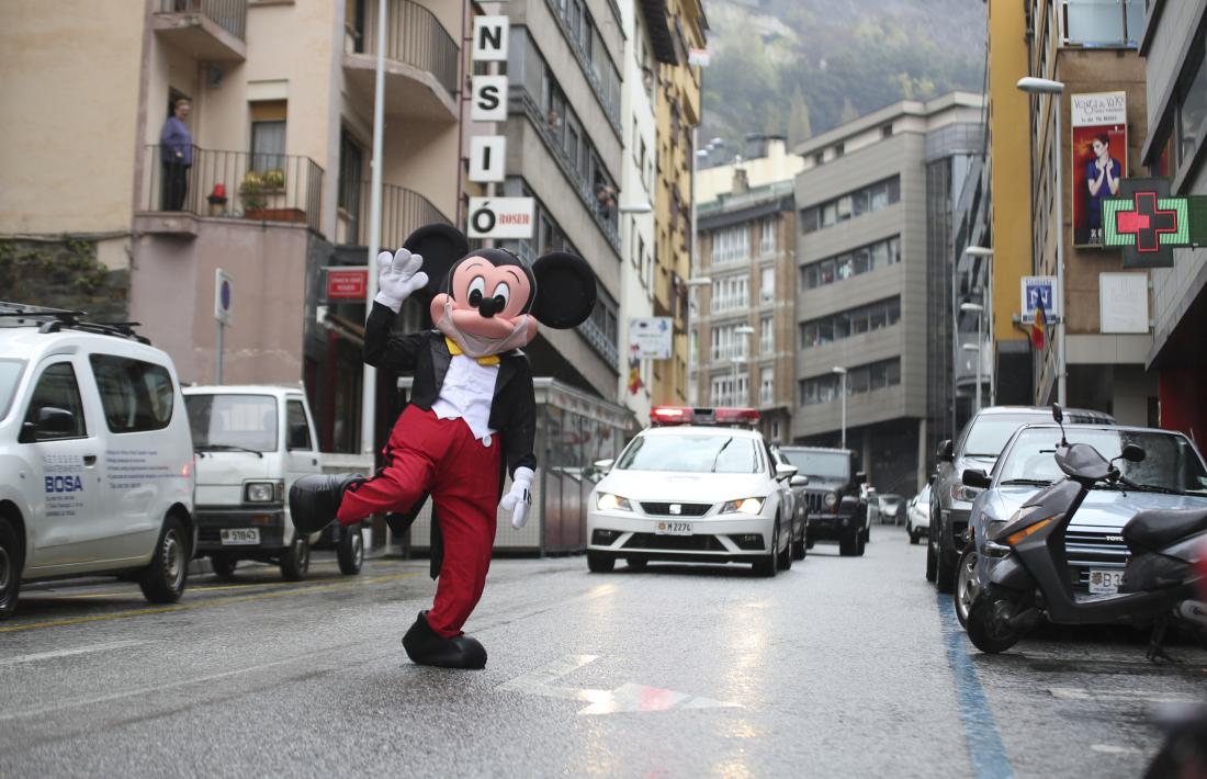 Un moment de l'actuació del Mickey, ahir a la tarda.