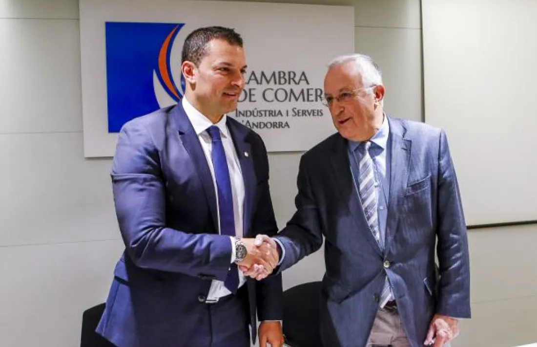 El ministre d'Economia i Empresa, Jordi Gallardo, amb el president de la Cambra de Comerç, Miquel Armengol, en una imatge d'arxiu.