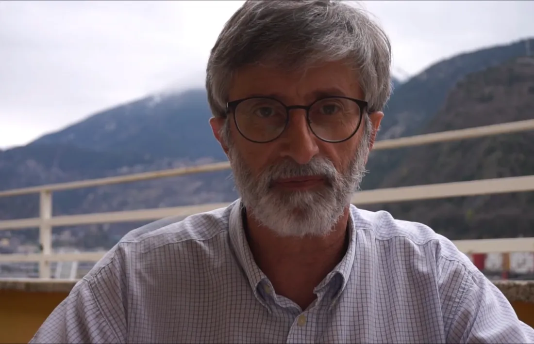 Jean-Louis Albareda és 'maître' de CP a l'escola francesa de Ciutat de Valls. Aquí, a la terrassa des d'on enregistra els vídeos que envia als seus alumnes de CP.