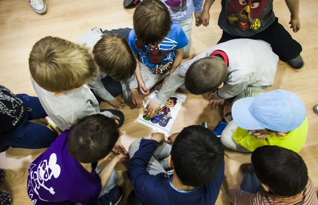 Infants a la ludoteca de Santa Coloma.
